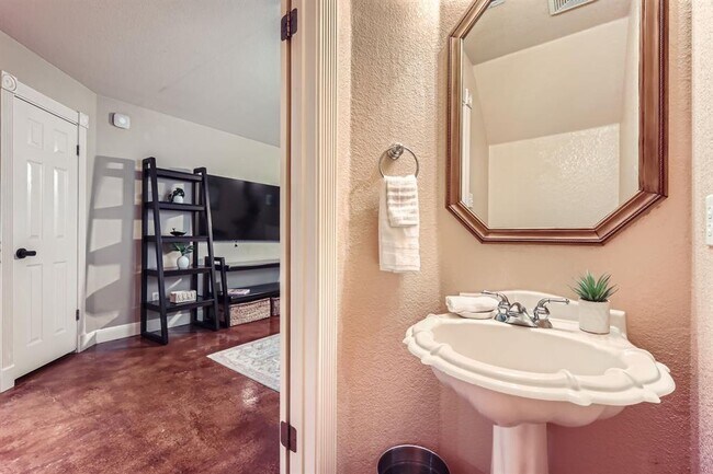 Building Photo - 1125 Strickland Dr