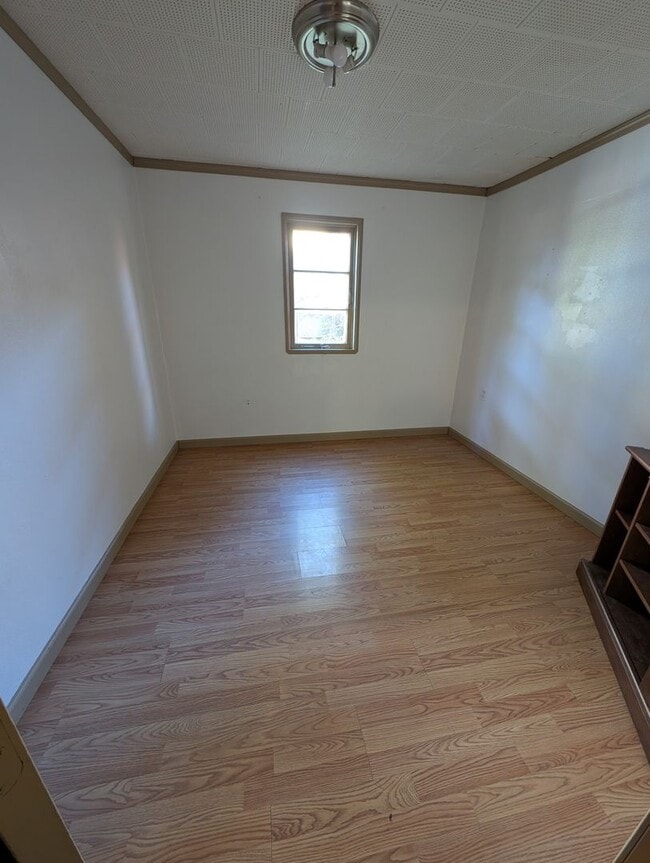 Building Photo - Available Now in Navy Yard City! New Floors & Paint! Tons of Space & Storage.