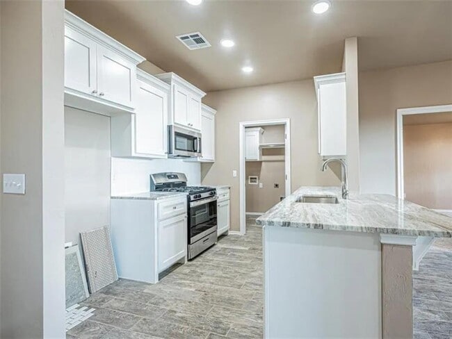 Building Photo - 1702 Highland Loop