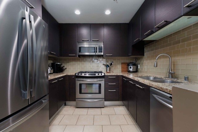 Building Photo - 585 N Rossmore Ave