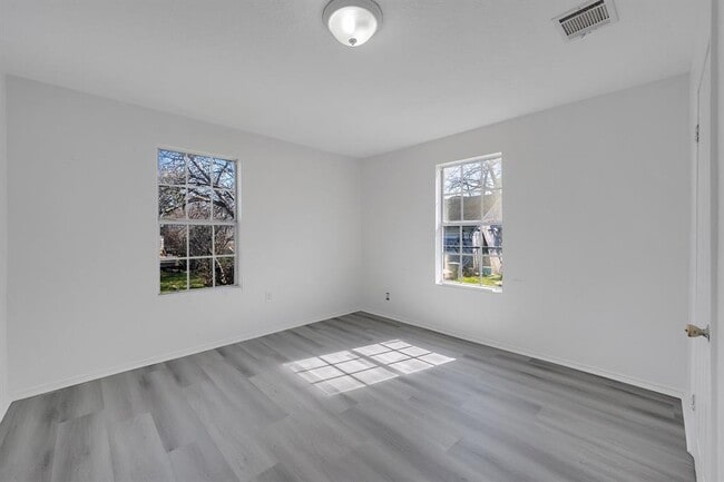 Building Photo - 214 N Hagerman St