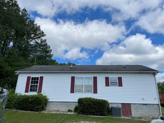 Building Photo - Hone 3 Bedroom 2 bath Screened in Porch