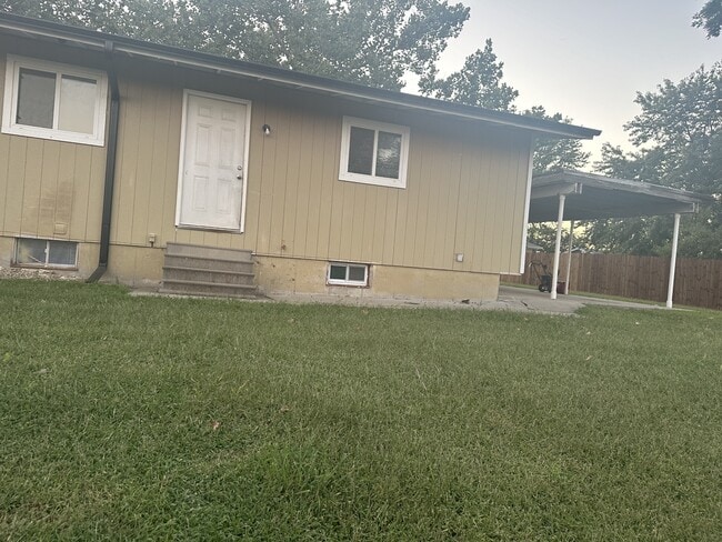 Building Photo - 602 Sara St