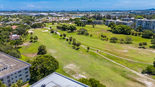 Building Photo - 2800 N Palm Aire Dr