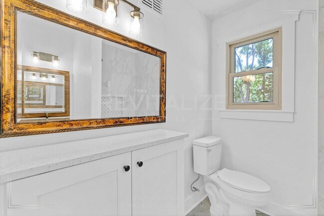 Building Photo - Newly Renovated 3 Bed / 2.5 Bath with Doub...