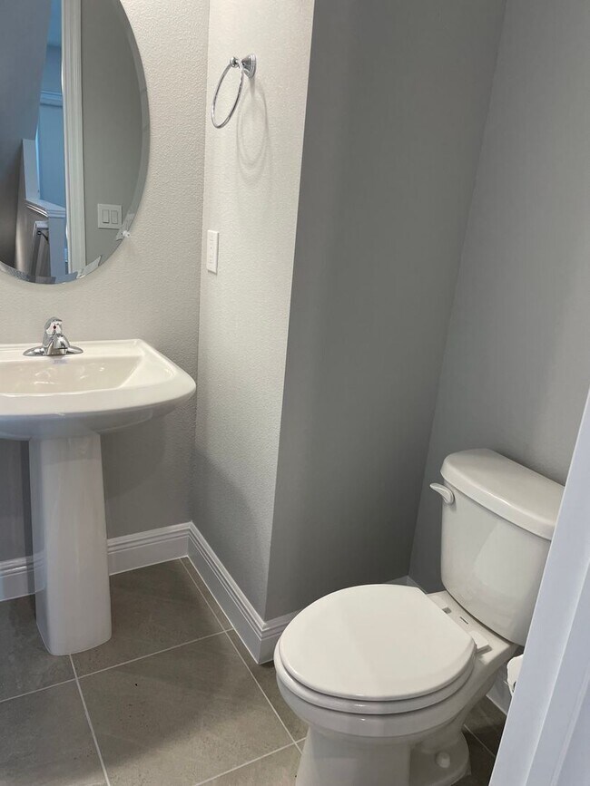 Building Photo - Annual Unfurnished 3 Bedroom, 3.5 Bathroom Townhome adjacent to Downtown Sarasota