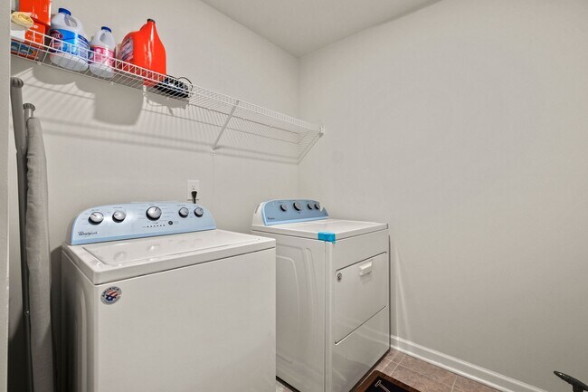 Building Photo - Gorgeous 3 BR/2.5 BA Townhome in Marietta-...