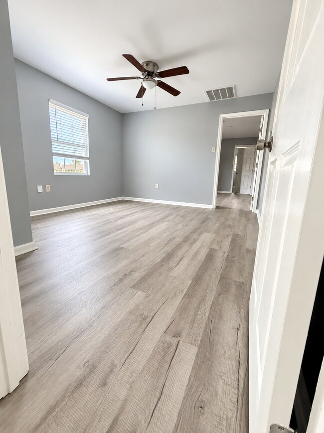 Building Photo - 5130 Oak Dr