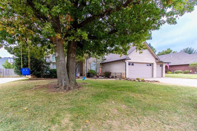 Building Photo - 2812 SW 109th St