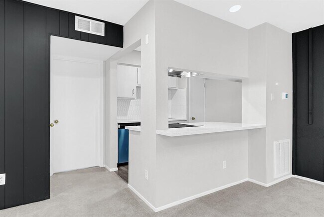 Building Photo - 6410 Del Monte Dr