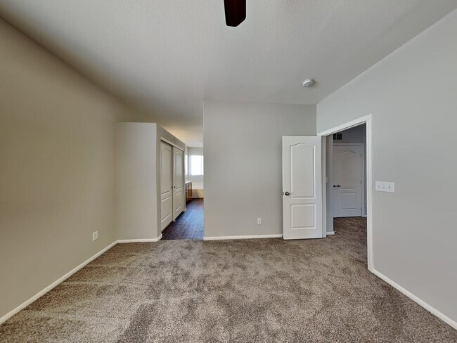 Building Photo - 720 Easter Lily Pl