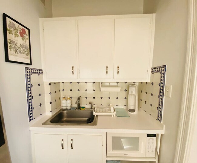 Building Photo - 112 W 78th St