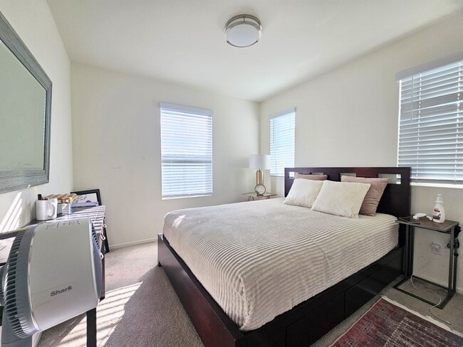 Building Photo - Beautiful Condo In a Nice Neighborhood 2 car garage