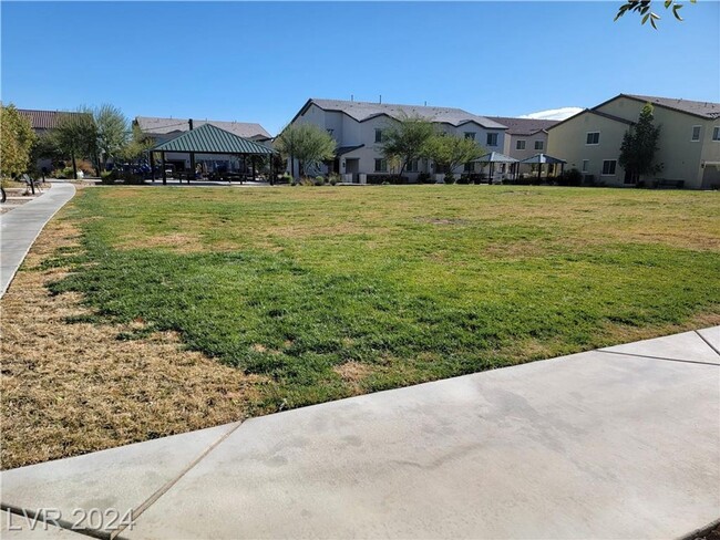 Building Photo - 3-BEDROOM TOWNHOME IN GATED NORTH LAS VEGA...