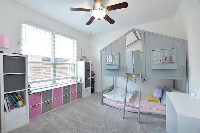 Building Photo - 424 Parkline Dr