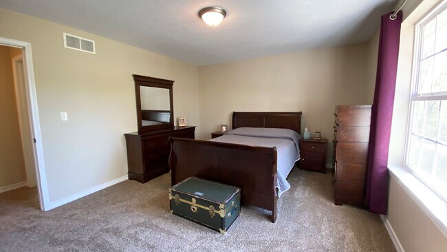 Building Photo - Gorgeous 3 Bedroom, 2 Bathroom Split Level...