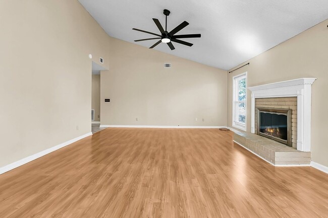 Building Photo - Completely Refreshed 3 Bedroom 2 Bathroom ...