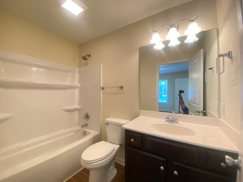 Building Photo - 200 E 14th St