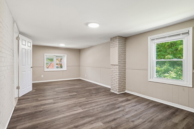 Building Photo - 624 Elm Dr