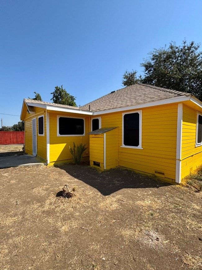 Building Photo - Great Rate! Charming Country Retreat Surro...