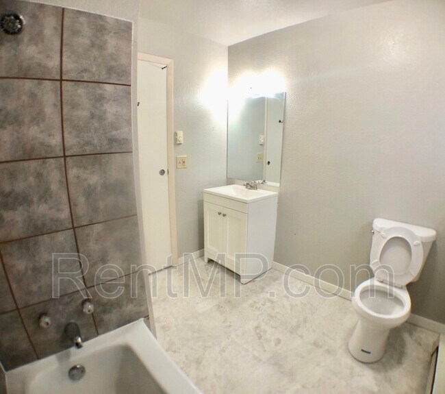 Building Photo - 915 Mulberry Ln