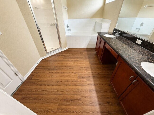 Building Photo - 4876 Summerfield Cir