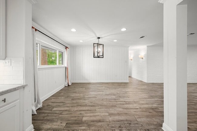 Building Photo - 5475 S Ridge Dr