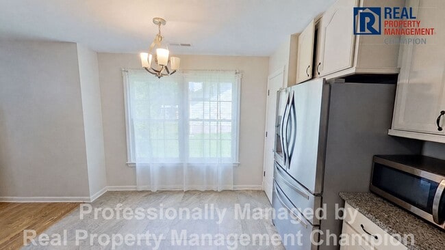 Building Photo - Charming home with open floor plan, vaulted ceilings and spacious backyard