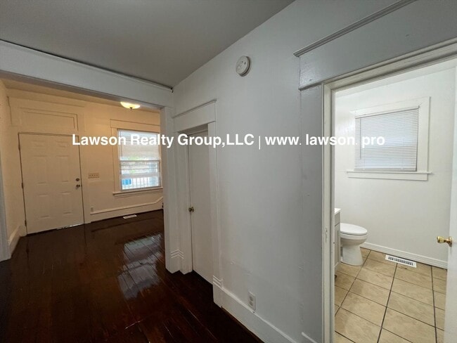 Building Photo - 1208 Chapman Ave SW