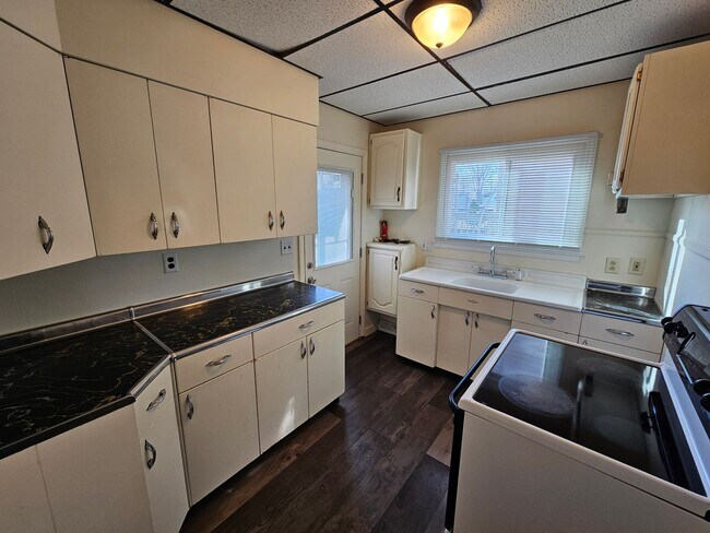 Building Photo - 3 bed, 1 bath, Mishawaka. Fenced Yard. Gar...