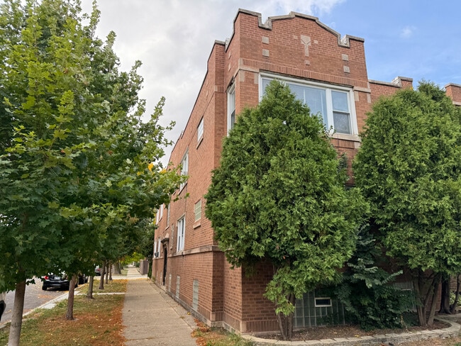 Building Photo - 5904 W Berteau Ave