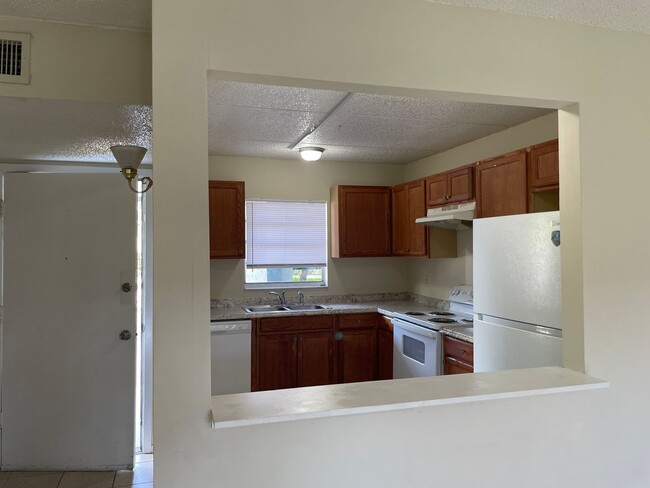 Building Photo - 1bed/1bath 1st FLOOR Condo in Somerset com...