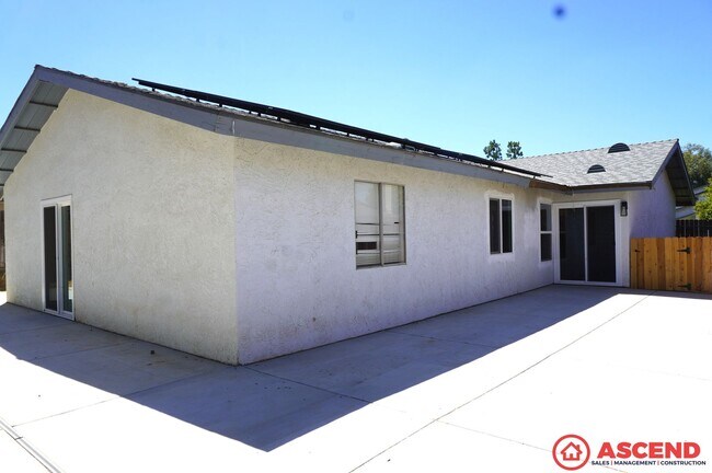 Building Photo - Cozy 3BD/2BA Home in Bakersfield's 93306 — Fully Equipped, Fireplace, Solar & All Pets Welcome!