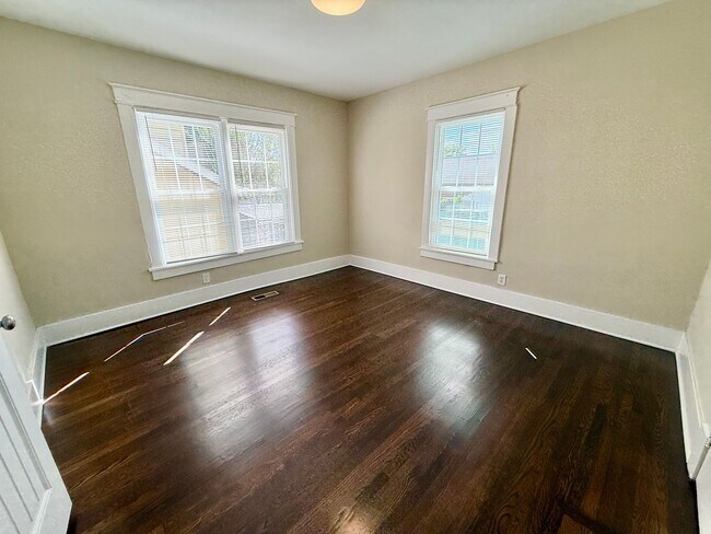 Building Photo - Gorgeous 2 BR bungalow in the newly hip 37...
