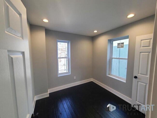 Building Photo - 2 Bedroom house with basement/backyard.