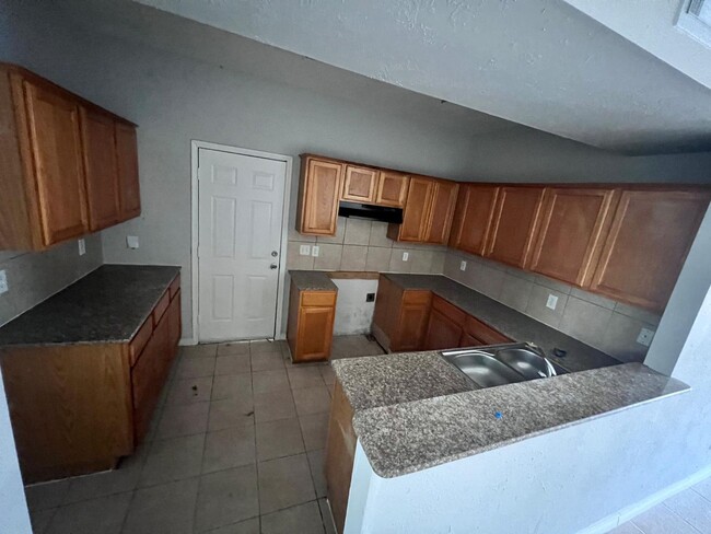 Building Photo - For Rent: 4-Bed, 2-Bath Duplex!