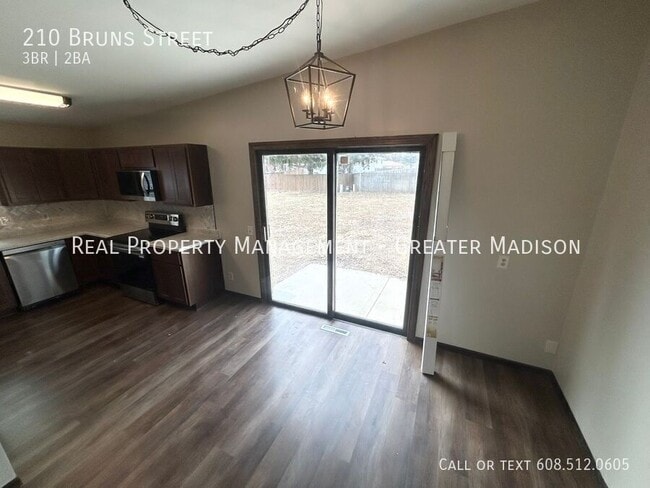 Building Photo - 210 Bruns St