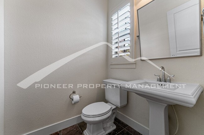 Building Photo - Gorgeous Home with Central AC and Washer/Dryer