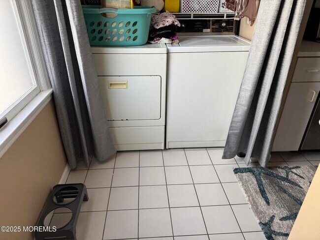 Building Photo - 206 Brinley Ave