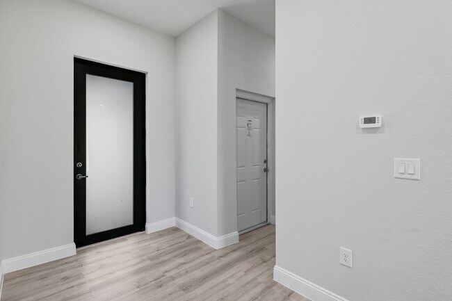 Building Photo - 556 Sherwood Ave S