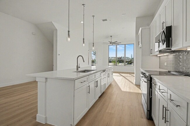 Building Photo - 13351 Goodland St