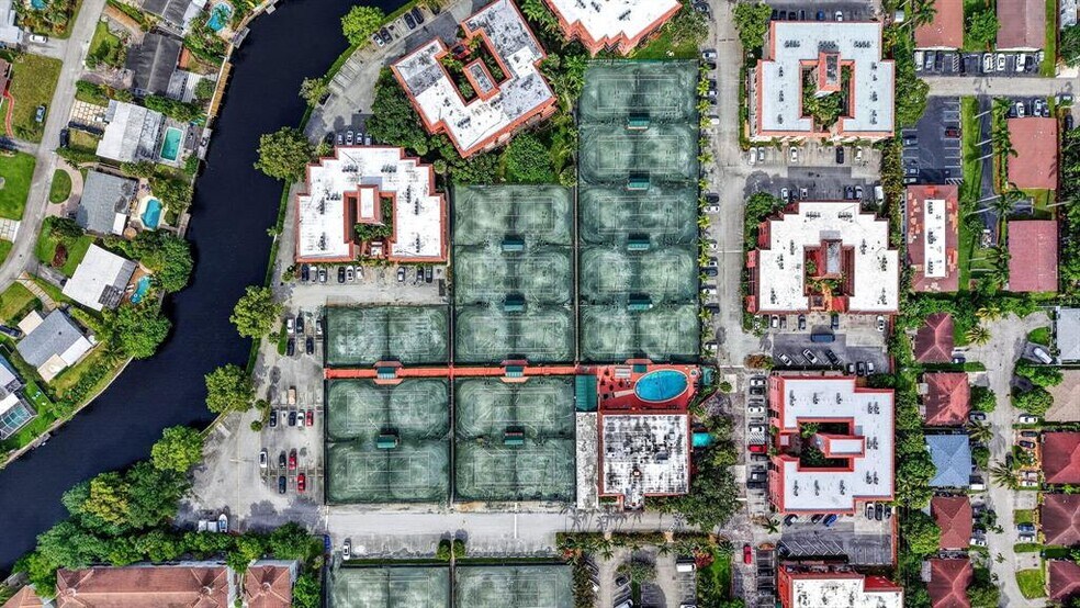 Building Photo - 660 Tennis Club Dr
