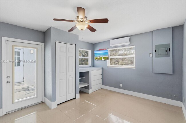 Building Photo - 1639 Van Buren St