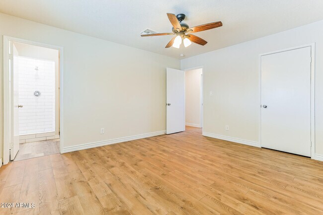 Building Photo - 1335 E Ellis Cir