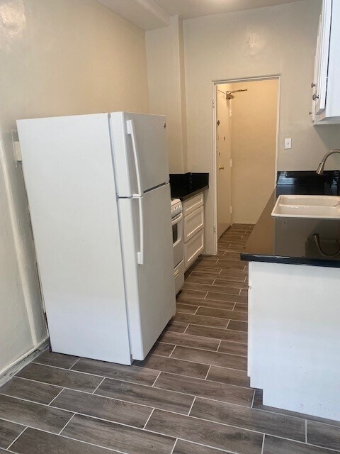 Building Photo - 152 S Sycamore Ave