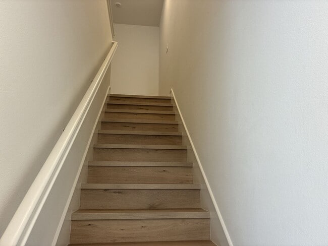 Building Photo - Modern 3-story townhouse in Ontario