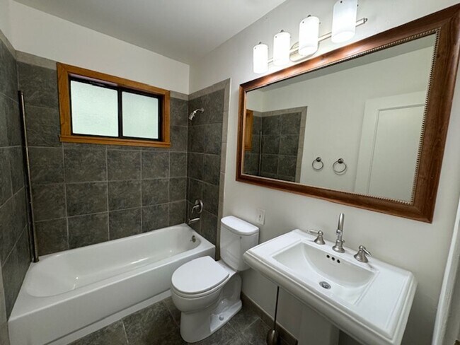 Building Photo - Wonderful 2 story home in Orinda