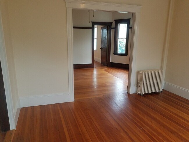 Building Photo - 68 Burnside St