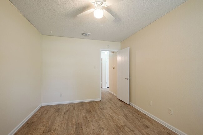 Building Photo - Updated 2 Bedroom, 1 Bath Duplex in a Grea...