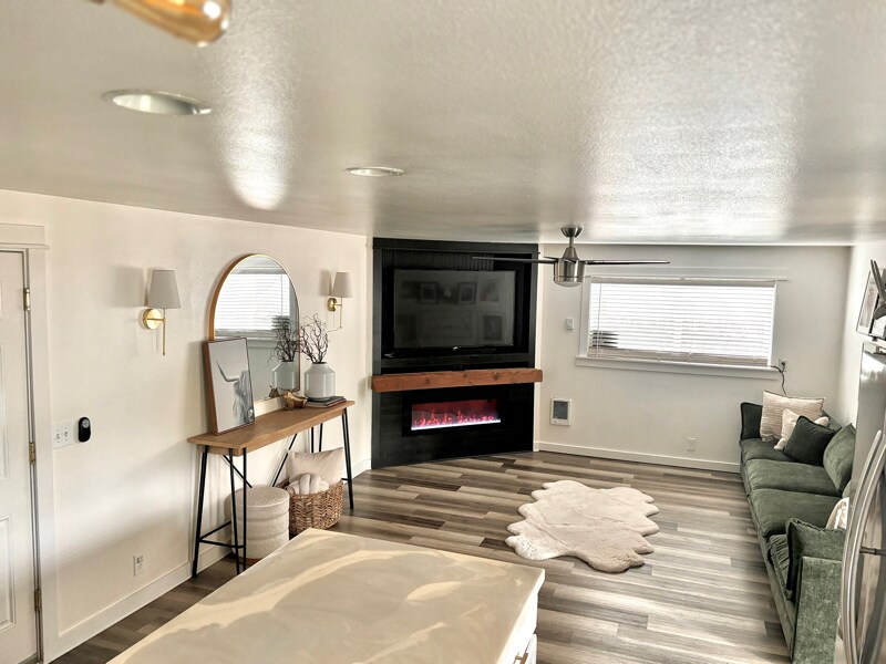 Building Photo - 4856 Daisy St